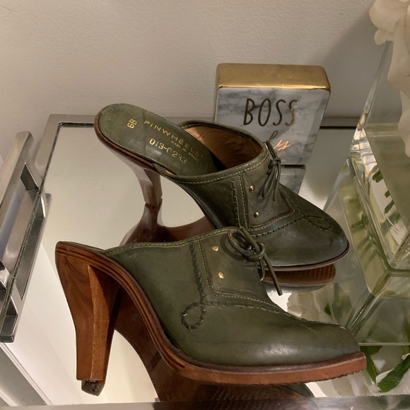 Vintage pair of Pinwheels high heel clogs - Picture 2 of 3